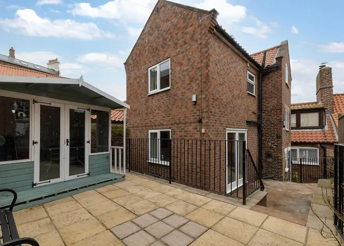 2 Bed In Oc-w793 * Whitby